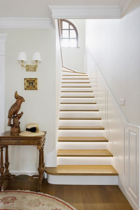 Mała rewolucja w tym domu zaczęła się od kominka. A cel był jasno określony – stworzyć klasyczne wnętrza z