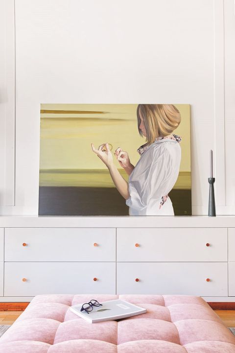 Orzechowe forniry, zdobne sztukaterie, graficzne płytki i trochę sztuki... Piękne rzeczy dają siłę – mówi