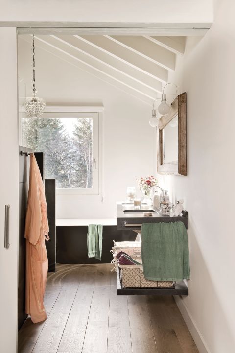 Patricia, właścicielka tego domu, może godzinami siedzieć w fotelu i gapić się w okno. Na zachody słońca, na cienie