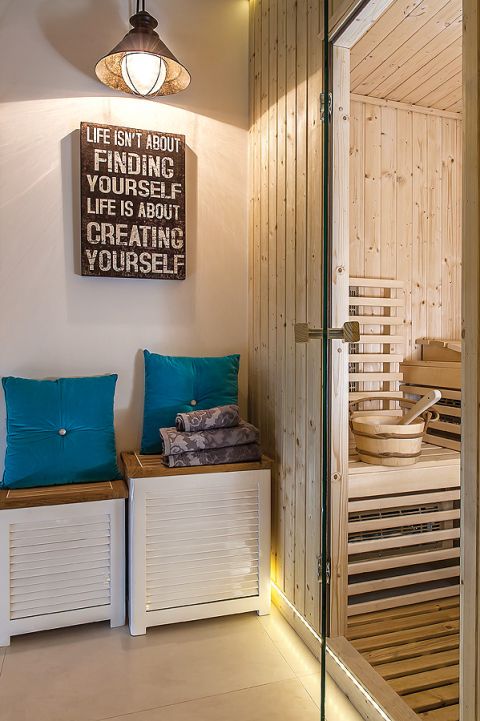 Styl skandynawski: biele błękity i szarości na tle drewnianej ściany. W domu pomieszano wiele stylów