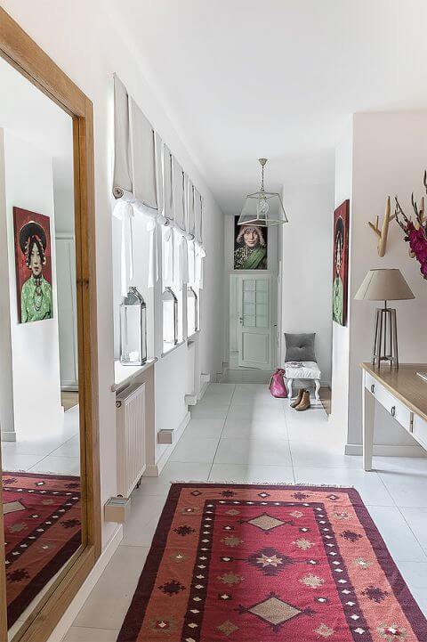 Styl skandynawski: biele błękity i szarości na tle drewnianej ściany. W domu pomieszano wiele stylów