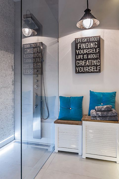 Styl skandynawski: biele błękity i szarości na tle drewnianej ściany. W domu pomieszano wiele stylów