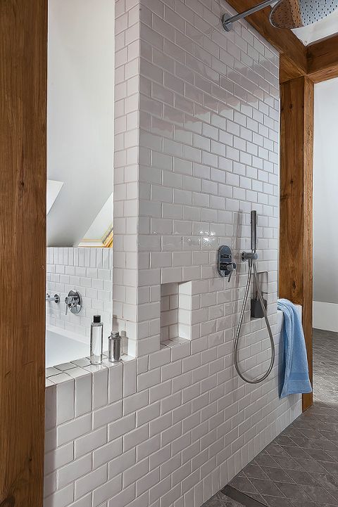 Styl skandynawski: biele błękity i szarości na tle drewnianej ściany. W domu pomieszano wiele stylów