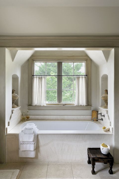 Stylowa wanna w kamiennej oprawie. Styl prowansalski: europejska willa w Ameryce