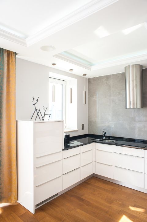 W kuchni jest dużo blatów roboczych i sporo przestrzeni magazynowej.