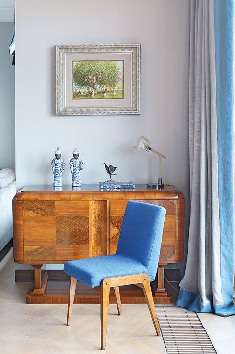 W mieszkaniu mnóstwo jest pamiątek rodzinnych - także mebli.