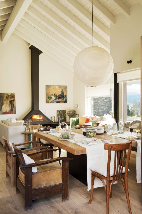 W tradycyjnych katalońskich domach jest sporo drewna w naturalnym kolorze. Tu nawet belkowania sufitu pomalowano na biało.