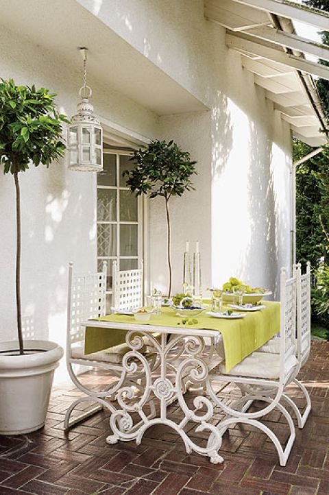 Dom przeszedł białą rewolucję , ale gdzieniegdzie na ścianach pojawia się kolor.