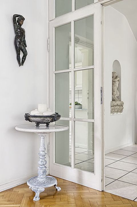 Dom przeszedł białą rewolucję , ale gdzieniegdzie na ścianach pojawia się kolor.