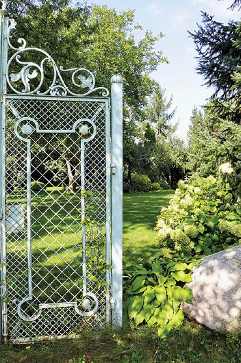 Biała willa w tajemniczym ogrodzie