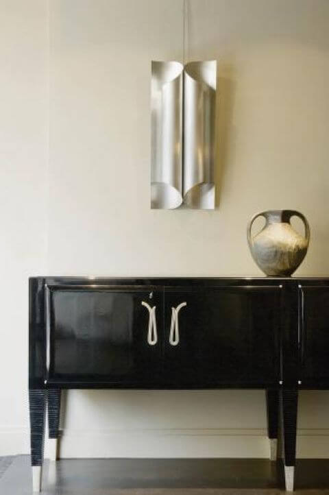 Gospodyni nie zrezygnowała z nowoczesnych akcentów. Niezwykła lampa przypomina rzeźbę.