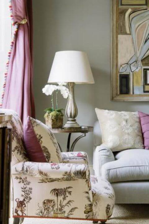 Jane ma słsbość do dużych lamp. Porozstawiała je gdzie tylko się da- na konsolach po obu stronach kominka, na