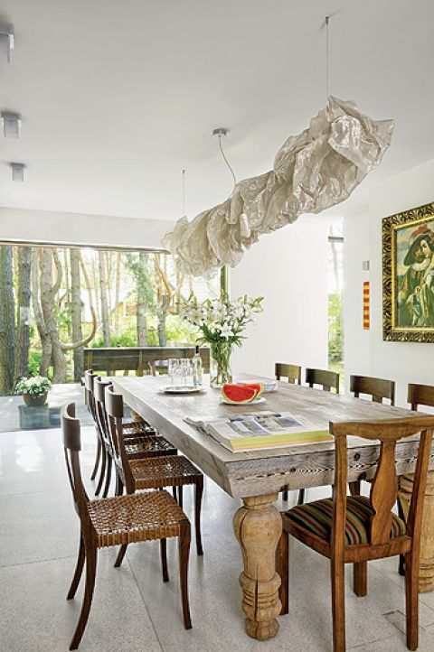 Lampa nad stołem wygląda jak najnowszy projekt włoskiego dizajnera, a jest listwą oświetleniową z udrapowanym materiałem.