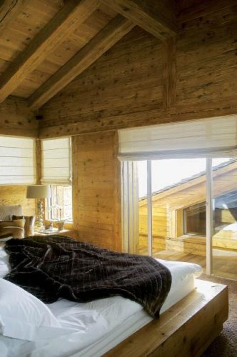 Łóżkow drewnianej ramie. Dom z drewna i szkła
