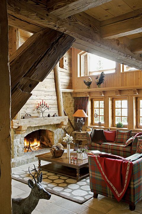 Miało być jasno. Dom dostał więc duże okna, ściany ze świerkowego drewna i z kamienia z Burgundii, bielonego wapnem.