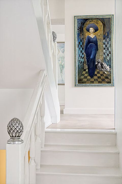 Obraz pana domu. Biała willa w tajemniczym ogrodzie