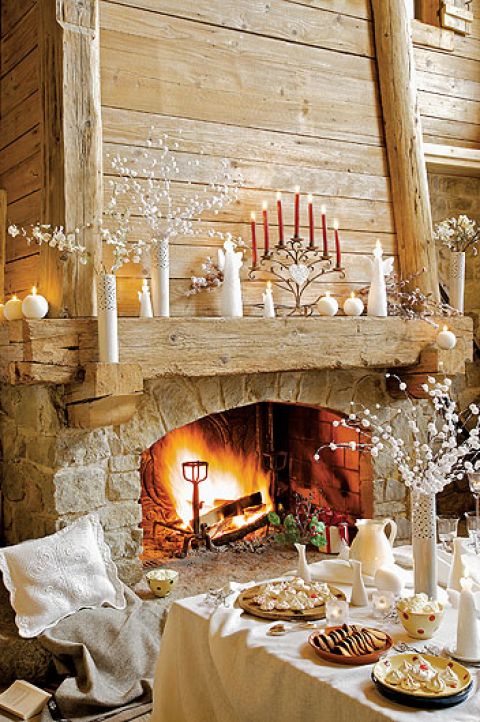 Otwarty, wysoki kominek z kamienia i świerkowego drewna, zaprojektowany przez architekta Nicolasa Perrin, ogrzewa cały