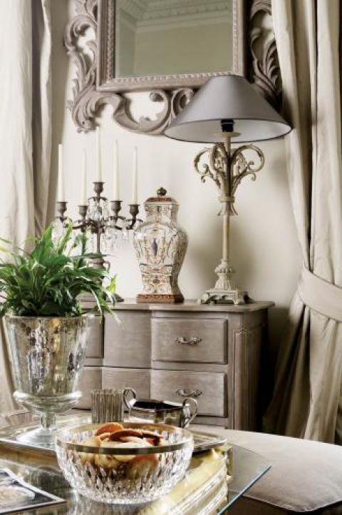 Połączenie szarości i beżów w mieszkaniu Brygidy bardzo spodobało się właścicielkom zaprzyjaźnionej z nią galerii