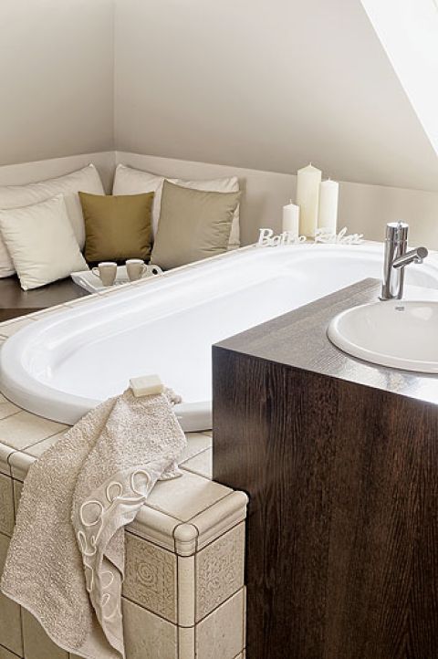 Pomysł na dom zrodził się podczas wakacji nad morzem. Jest spokojny, w kolorach piasku, z