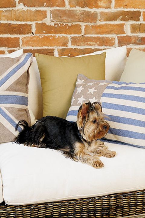 Pomysł na dom zrodził się podczas wakacji nad morzem. Jest spokojny, w kolorach piasku, z