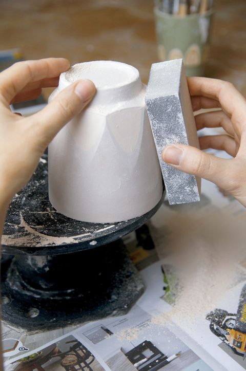 Porcelana składa się z kilku warstw. Irmina szlifuje ją jak diamenty, odsłaniając kolejne kolory.