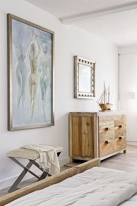 Prace gospodarza wiszą w całym domu, także w sypialni.