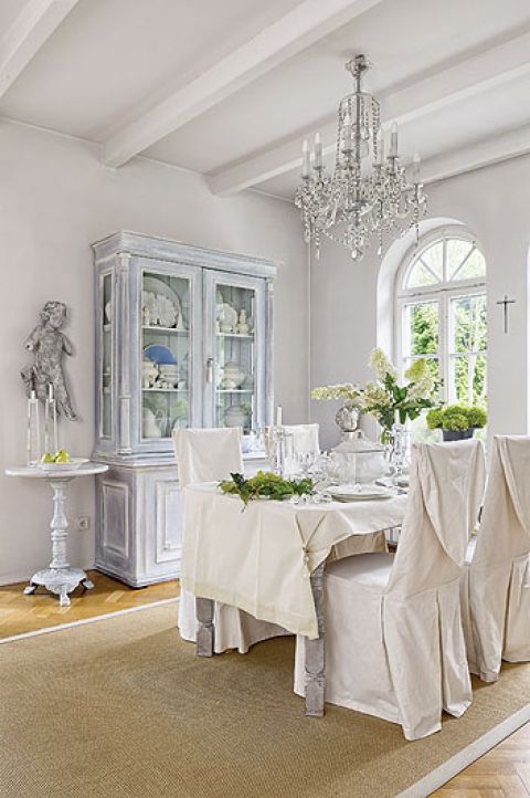 Satry dębowy kredens został pobielony podczas ostatniego remontu.