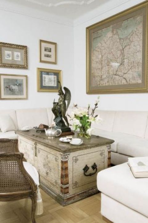 Stolik ze starej skrzyni. O kolorach w życiu i mieszkaniu