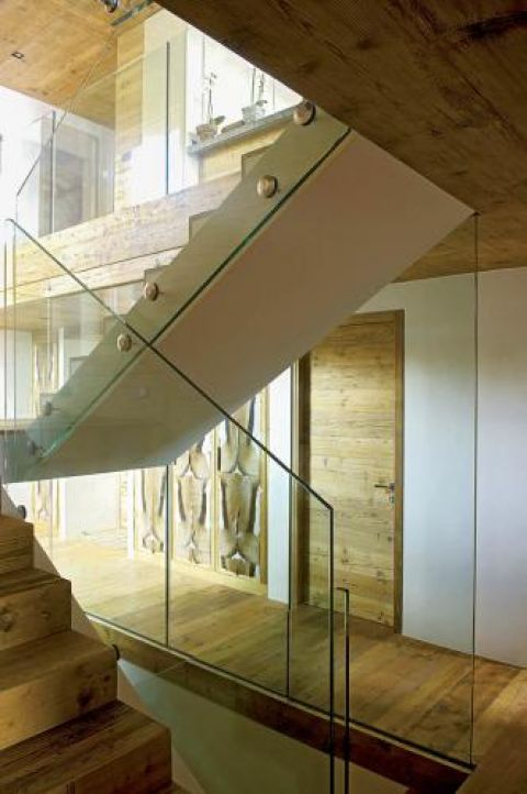Szklane tafle balustrady nadają wnętrzu modernistyczny charakter.