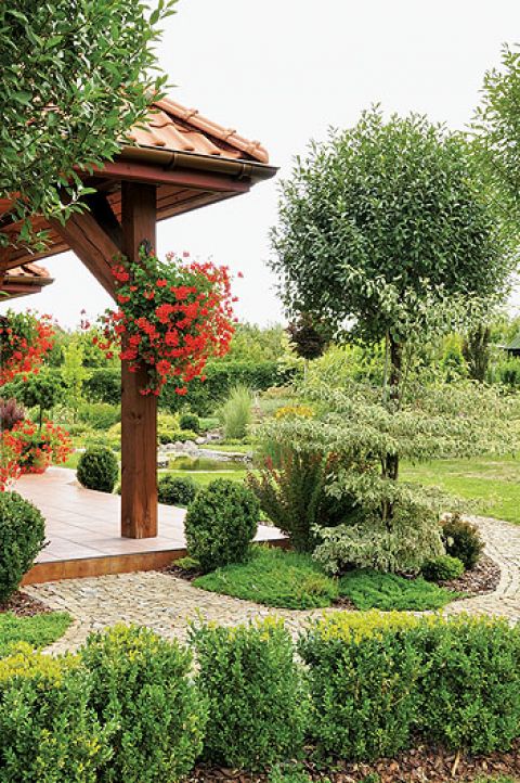 Z tarasu można przejść do ogrodu, który powstał z inspiracji przywiezionych z Toskanii.