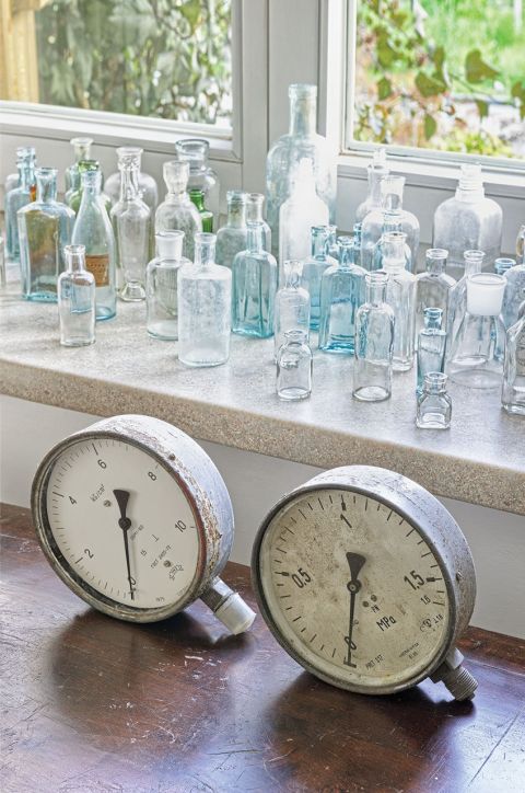 Pod gontowym dachem, za tradycyjną fasadą z portykiem i rzędem okiennic w Dańkowie, kryje się