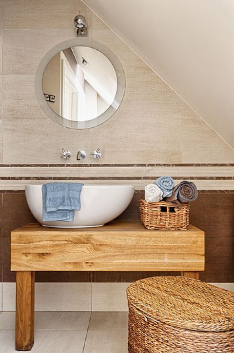 Łazienka wykończona drewnem. Graficzny dom Agaty Budny-Ciszewskiej