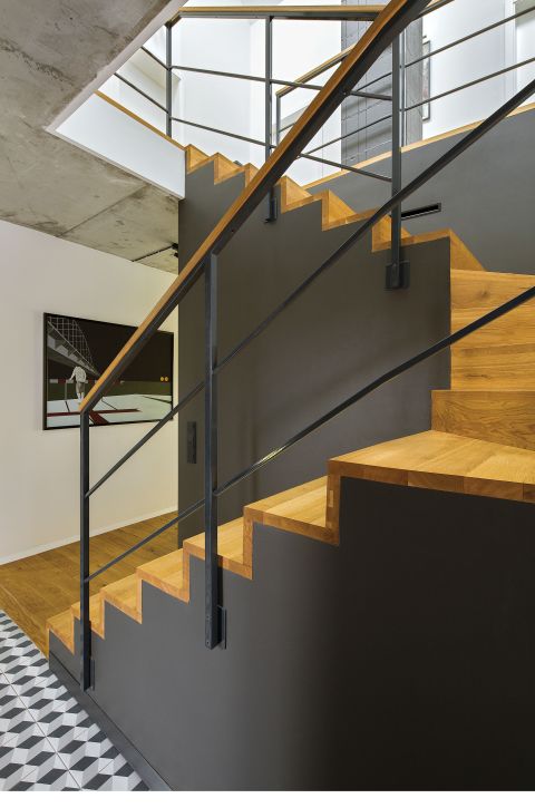 Ten dom energooszczędny stoi na nadwiślańskich polach, ale wielu osobom przypomina barkę przycumowaną w Amsterdamie...