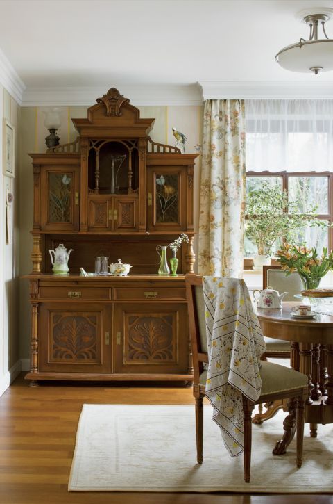 Na ścianach salonu namalowano szerokie pasy w pastelowych kolorach - miały naśladować starą angielską tapetę.