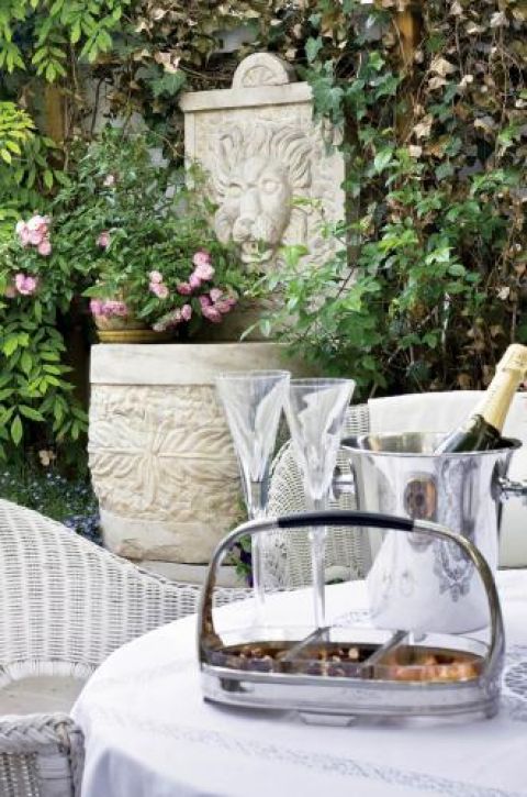 Taras tonie w zieleni. Spośrod bluszczu wyziera rzeźbiony wodozbiór. A szampan się chłodzi...