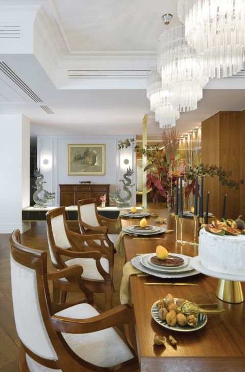 CIEKAWE, MOSIĘŻNE KINKIETY CIRCLE – VENICEM OBOK OBRAZU TOMKA SĘTOWSKIEGO. NAD STOŁEM KRYSZTAŁOWE ŻYRANDOLE –