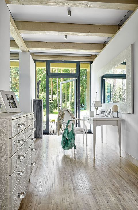 Komoda z kryształowymi gałkami obita skórą to dzieło Philippa Pleina.