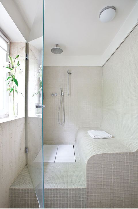 Prysznic z siedziskiem. Tam, gdzie kafle lepią