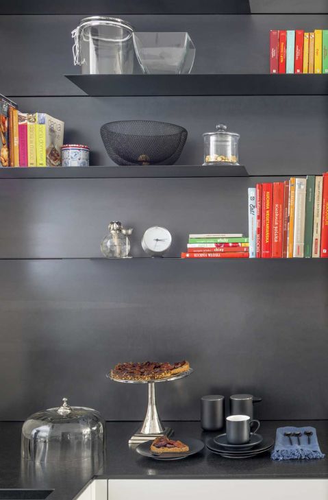 Prosty segment z lat 30. na warszawskim starym Żoliborzu nie zapowiada tego, co czeka za