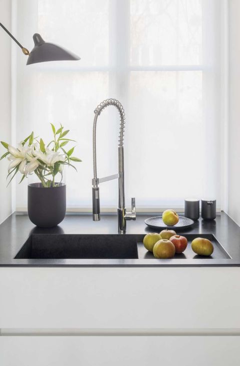 Prosty segment z lat 30. na warszawskim starym Żoliborzu nie zapowiada tego, co czeka za