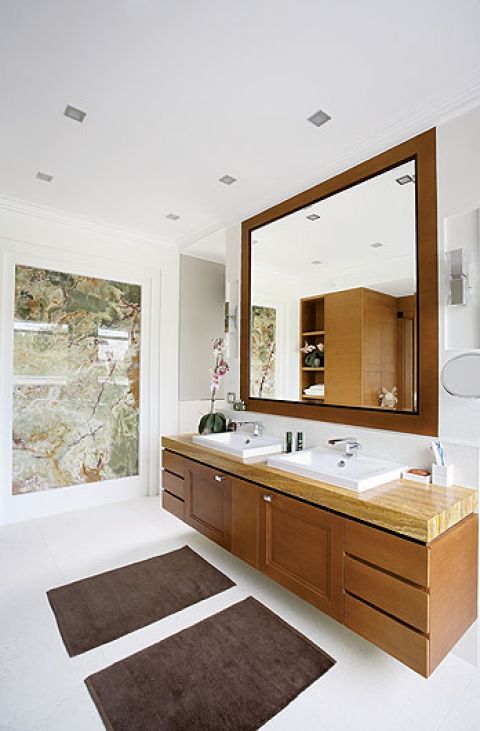 Największą ozdobą łazienki jest tafla onyksu verde. Wklejona we wnękę, przypomina obraz.