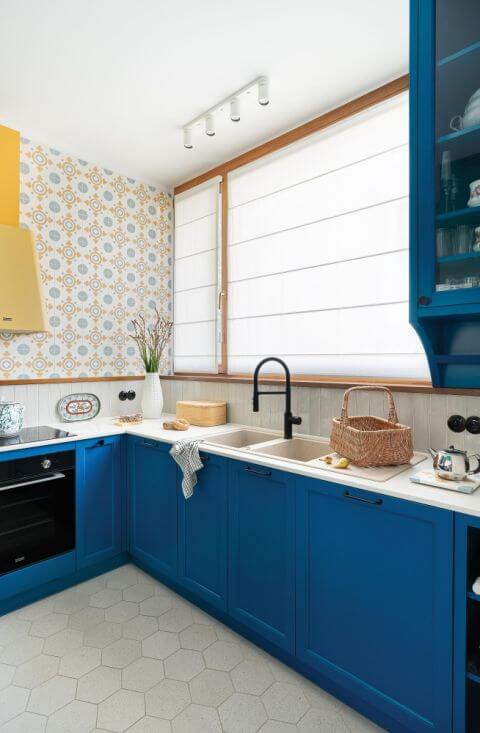 niebieska kuchnia żółte dodatki
