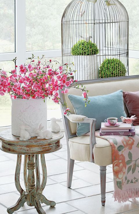 Pastelowe dekoracje wielkanocne przepięknie wyglądają w stylizowanym, francuskim salonie.