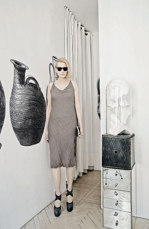 Szuka pięknych rzeczy z różnych stron świata i układa z nich niezwykłe kolaże.