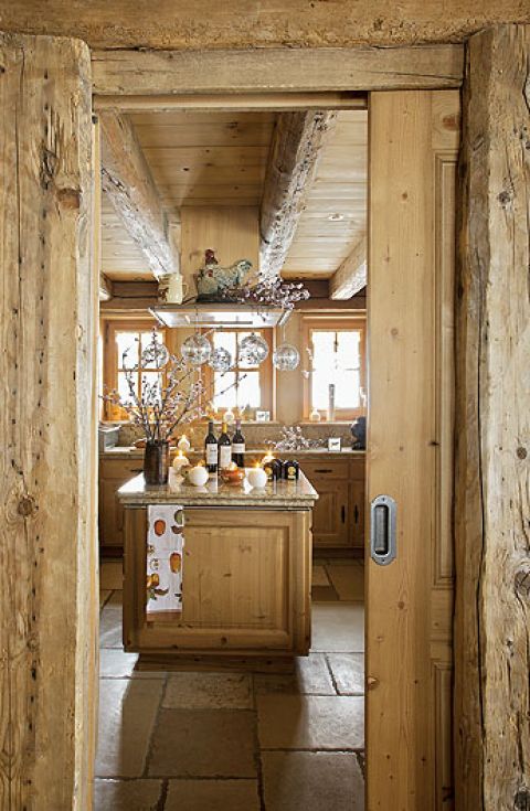 Z drewnianą wyspą. Trochę ludowa górska chata