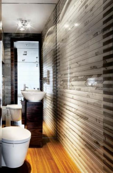 Szlachetne materiały nie wymagają dodatkowych ozdób. W jednej z łazienek jest nią ściana wykonana z paseczków ciętej carrary.