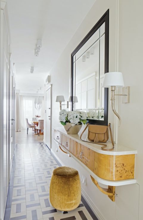 lustro w wąskim przedpokoju