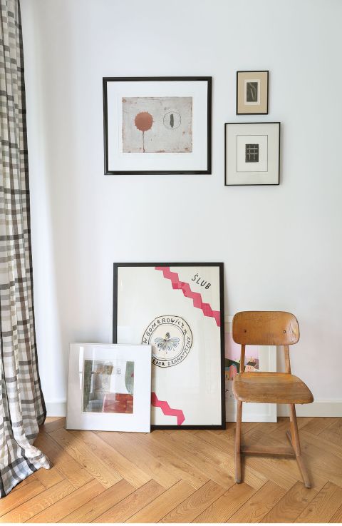 W salonie grafiki Stanisława Fijałkowskiego oraz plakaty Andrzeja Pągowskiego i Henryka Tomaszewskiego.