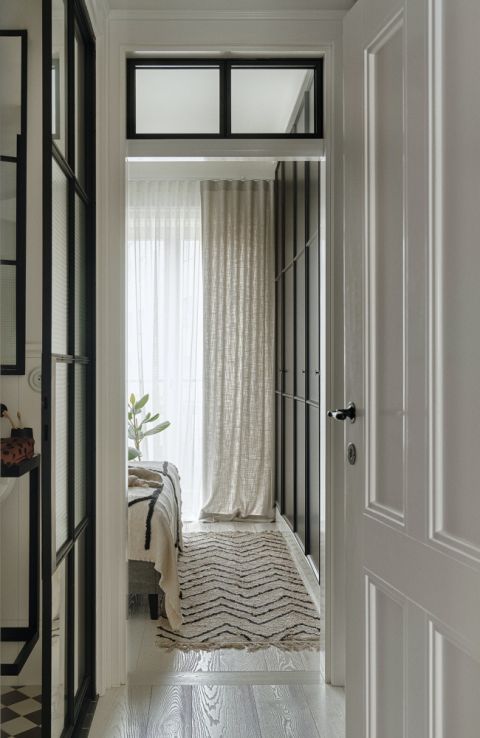 czarno biała łazienka styl skandynawski z loftowym