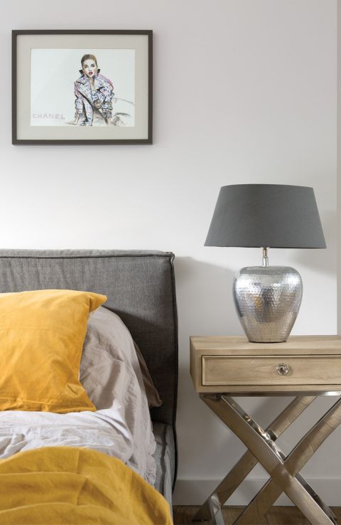 szara sypialnia z żółtymi dodatkami